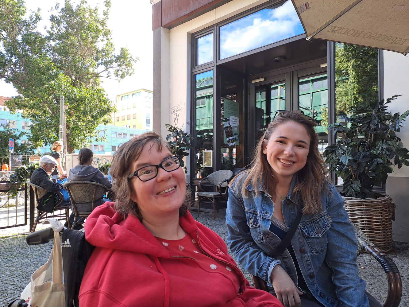 Simone und Karina mit Logo